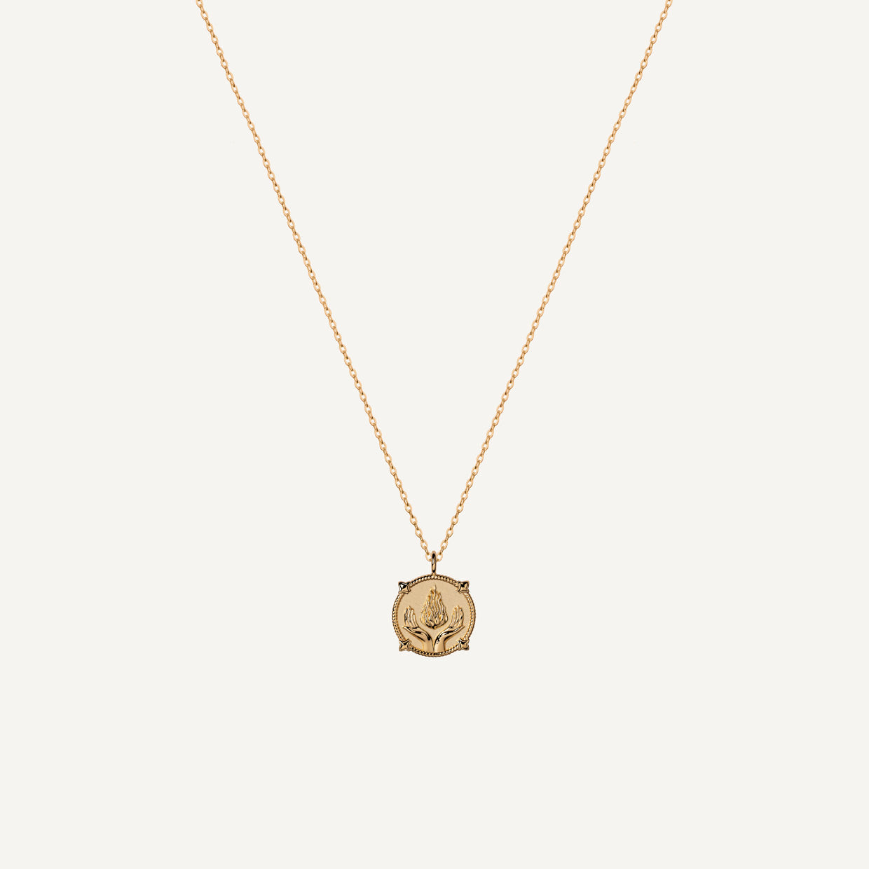 Collar Luz Gold es una pieza realizada a mano con métodos de joyería tradicional en latón, chapada en oro de 24k con una capa protectora que extiende la durabilidad del chapado.