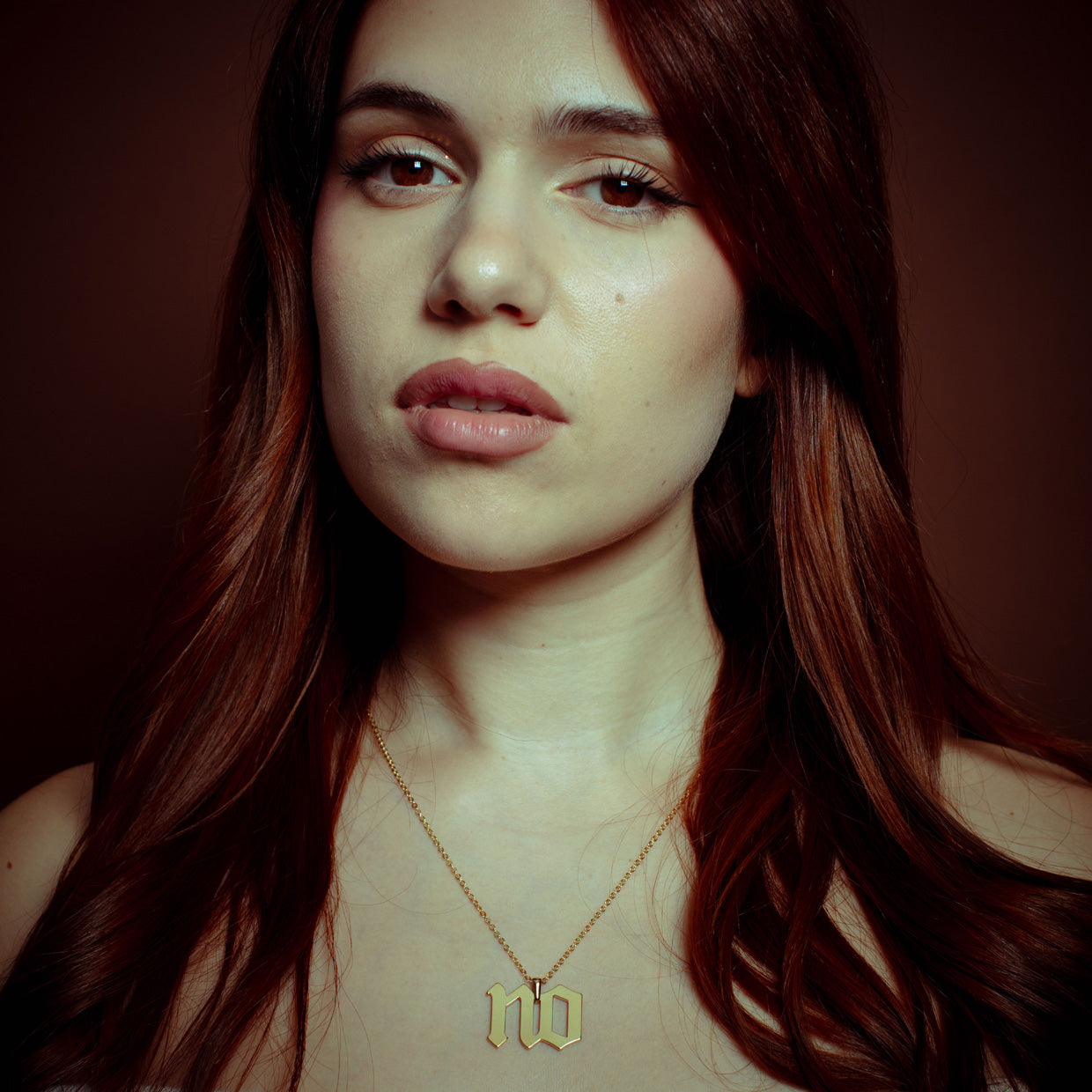 Collar NO Gold es una pieza realizada a mano con métodos de joyería tradicional en latón, chapada en oro de 24k con una capa protectora que extiende la durabilidad del chapado.