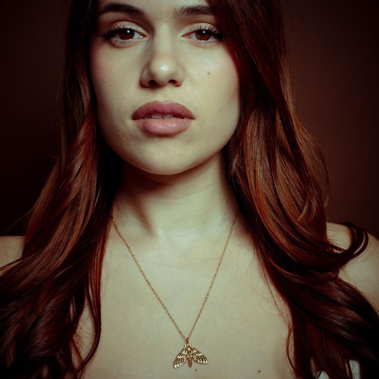 Collar Noche Gold es una pieza realizada a mano con métodos de joyería tradicional en latón, chapada en oro de 24k con una capa protectora que extiende la durabilidad del chapado