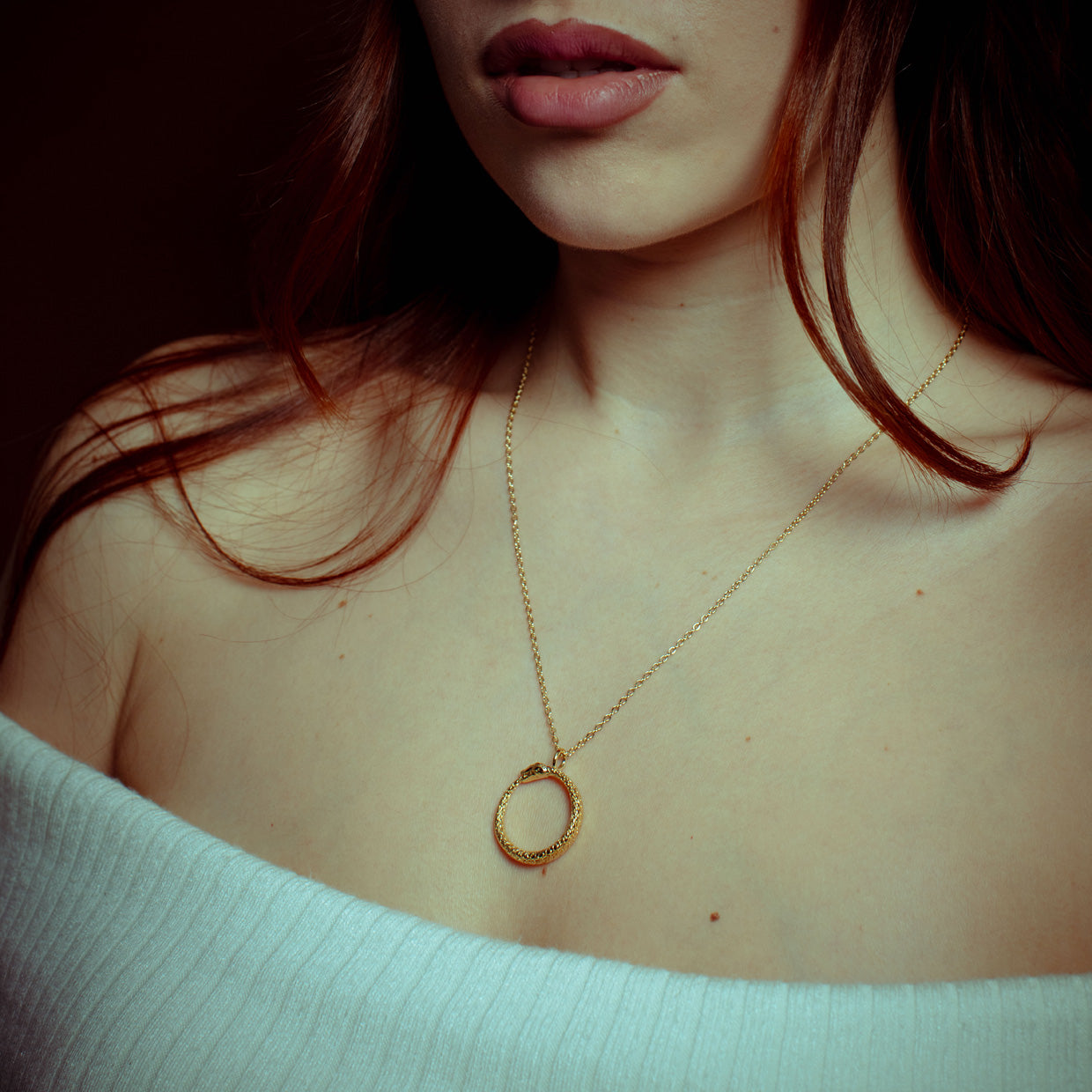Collar Uroboros Gold es una pieza realizada a mano con métodos de joyería tradicional en latón, chapada en oro de 24k con una capa protectora que extiende la durabilidad del chapado.