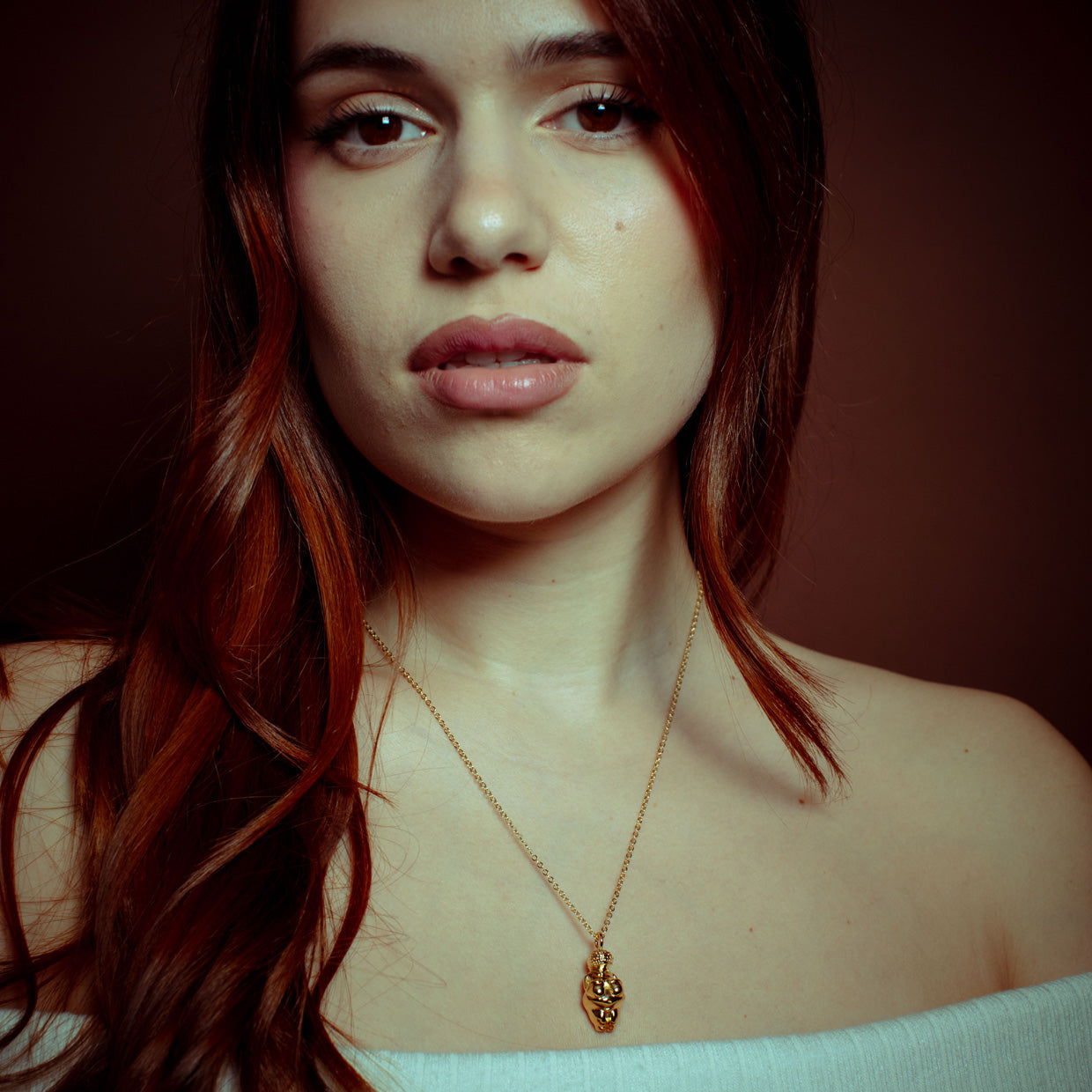 Collar Venus W Gold es una pieza realizada a mano con métodos de joyería tradicional en latón, chapada en oro de 24k con una capa protectora que extiende la durabilidad del chapado.