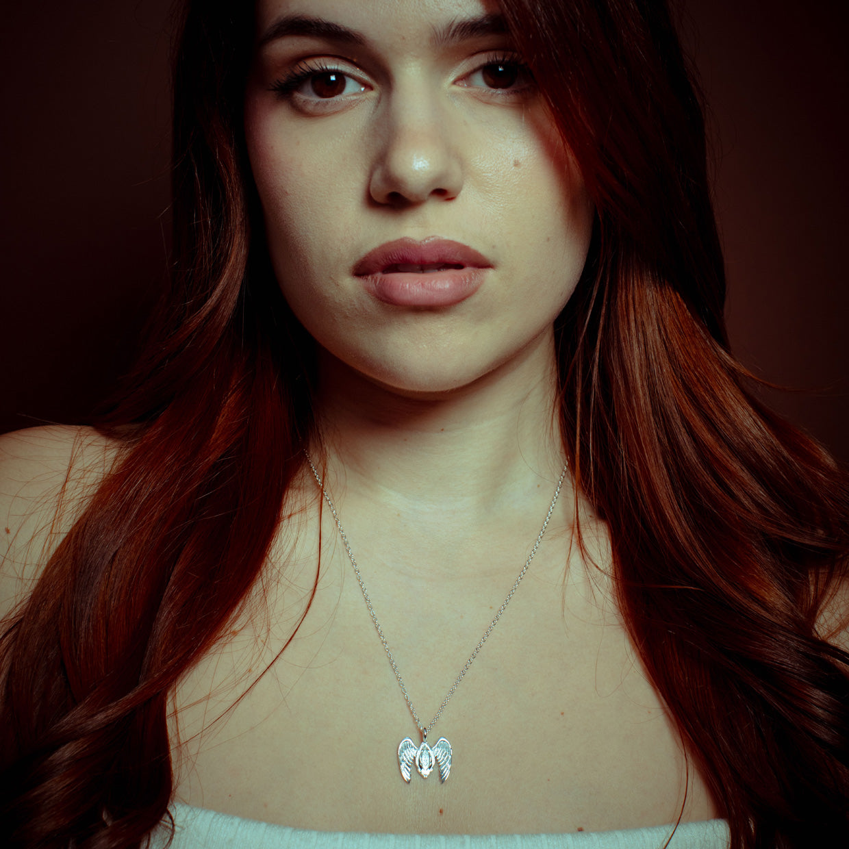 Collar Free V Silver es una pieza realizada a mano con métodos de joyería tradicional en latón, chapada en plata 925 con una capa protectora que extiende la durabilidad del chapado.