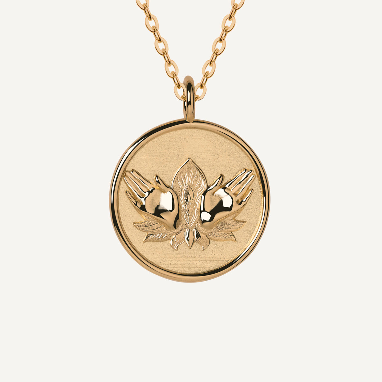 Collar Sacred Lotus Gold es una pieza realizada a mano con métodos de joyería tradicional en latón, chapada en oro de 24k con una capa protectora que extiende la durabilidad del chapado.