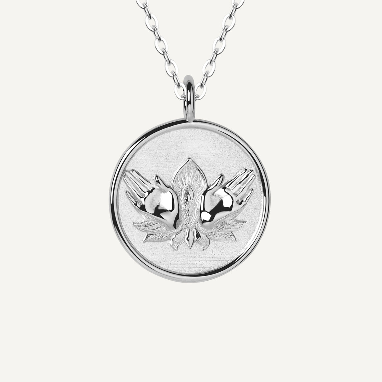 Collar Sacred Lotus Silver es una pieza realizada a mano con métodos de joyería tradicional en latón, chapada en plata 925 con una capa protectora que extiende la durabilidad del chapado.