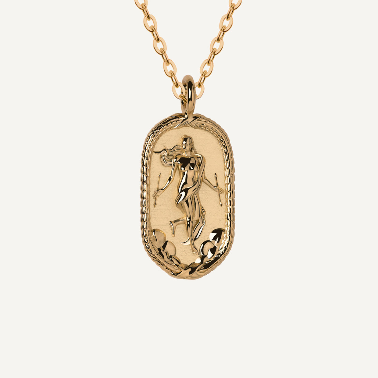 Collar Mundo Gold es una pieza realizada a mano con métodos de joyería tradicional en latón, chapada en oro de 24k con una capa protectora que extiende la durabilidad del chapado.