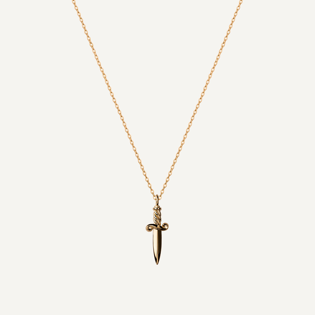 Collar Athame Gold es una pieza realizada a mano con métodos de joyería tradicional en latón, chapada en oro de 24k con una capa protectora que extiende la durabilidad del chapado.