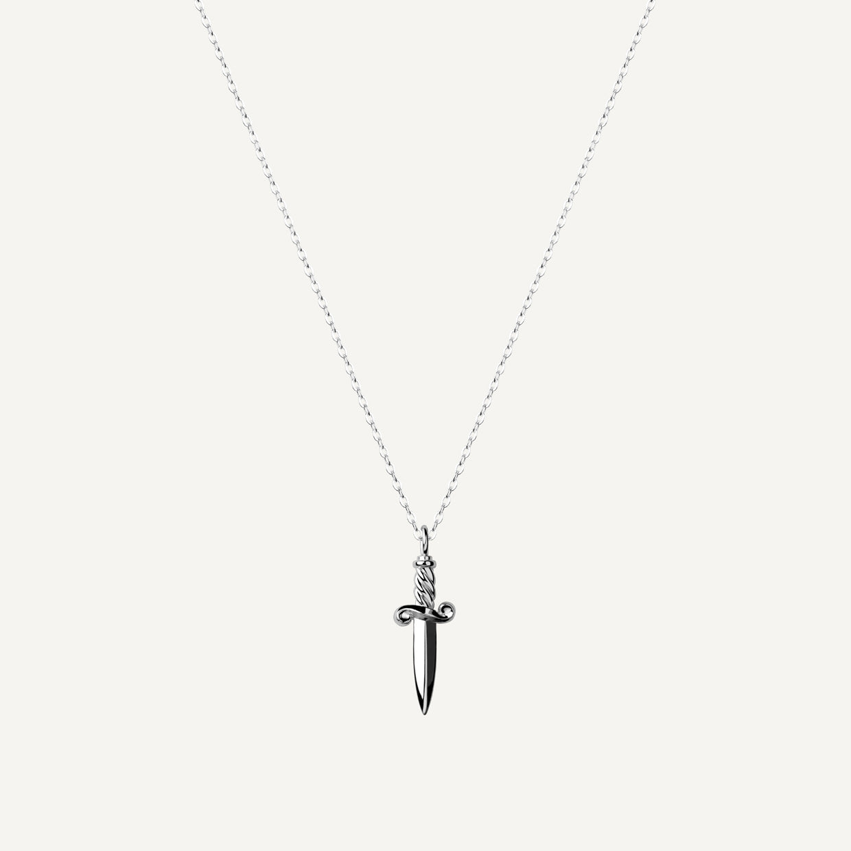 Collar Athame Silver es una pieza realizada a mano con métodos de joyería tradicional en latón, chapada en plata 925 con una capa protectora que extiende la durabilidad del chapado.