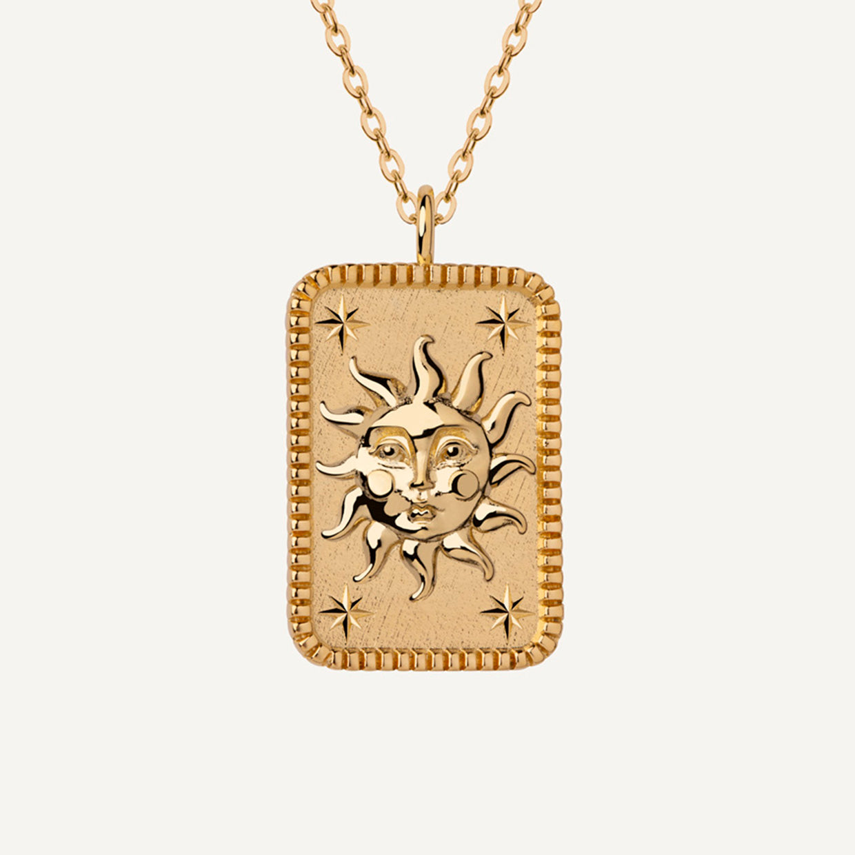 Collar Eclipse Gold es una pieza realizada a mano con métodos de joyería tradicional en latón, chapada en oro de 24k con una capa protectora que extiende la durabilidad del chapado.
¡Collar doble cara!
