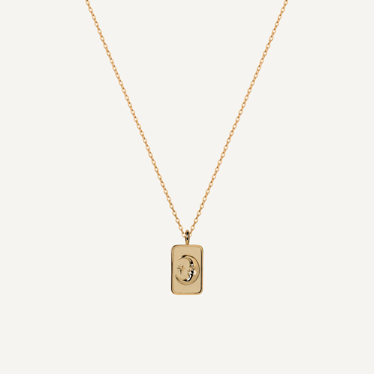 Collar Eclipse Gold es una pieza realizada a mano con métodos de joyería tradicional en latón, chapada en oro de 24k con una capa protectora que extiende la durabilidad del chapado.