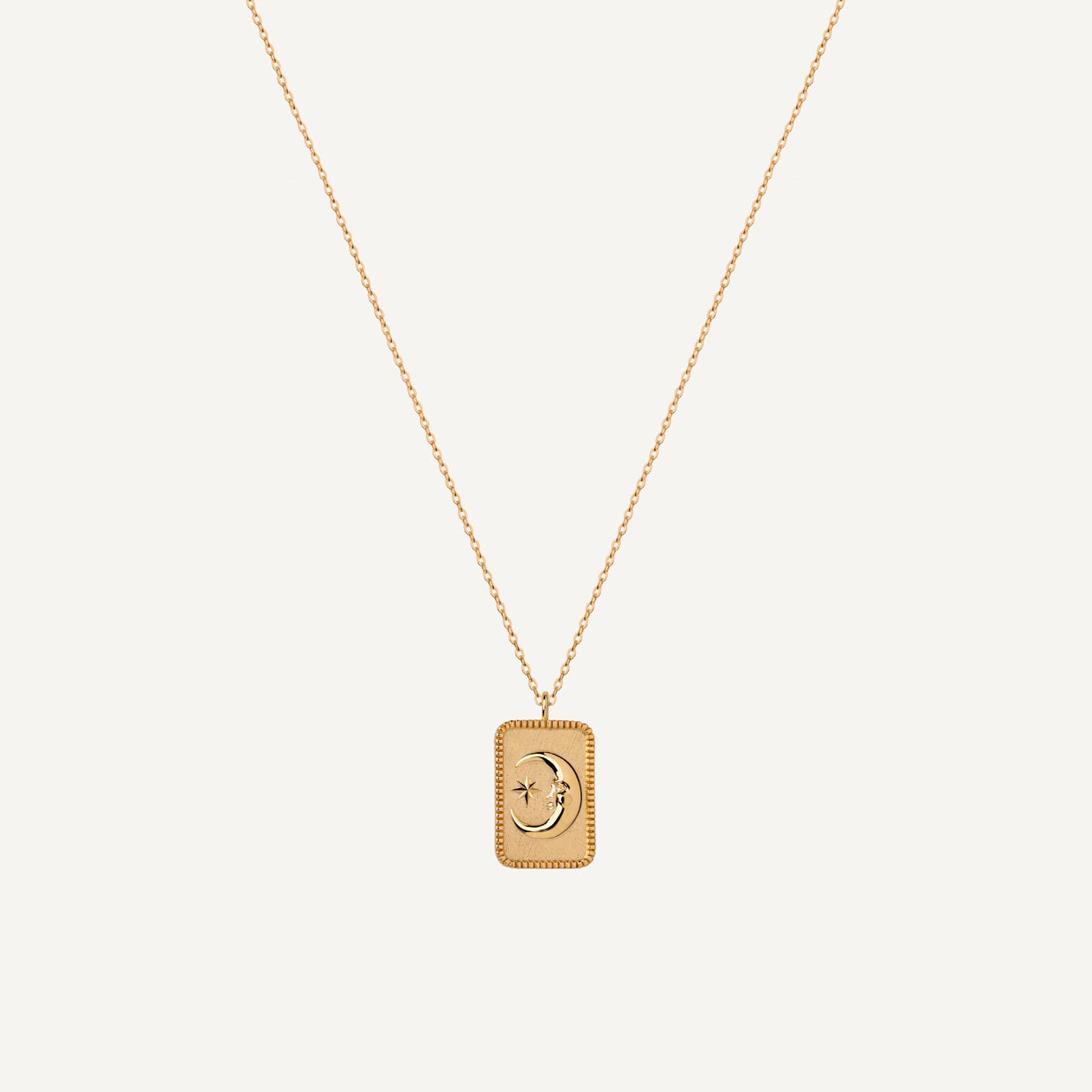 Collar Eclipse Gold es una pieza realizada a mano con métodos de joyería tradicional en latón, chapada en oro de 24k con una capa protectora que extiende la durabilidad del chapado.
¡Collar doble cara!