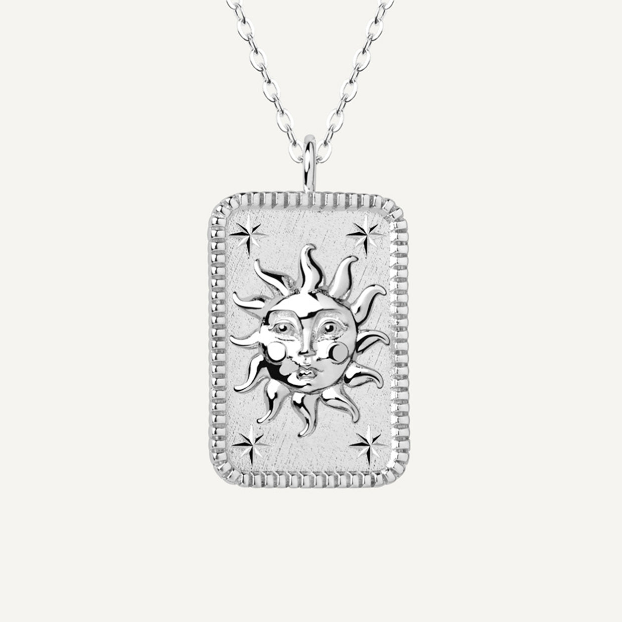 Collar Eclipse Silver es una pieza realizada a mano con métodos de joyería tradicional en latón, chapada en plata 925 con una capa protectora que extiende la durabilidad del chapado.
¡Collar doble cara!