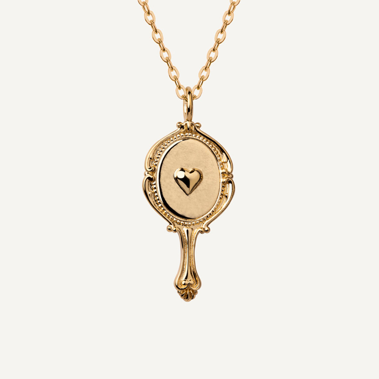 Collar Like Gold es una pieza realizada a mano con métodos de joyería tradicional en latón, chapada en oro de 24k con una capa protectora que extiende la durabilidad del chapado.