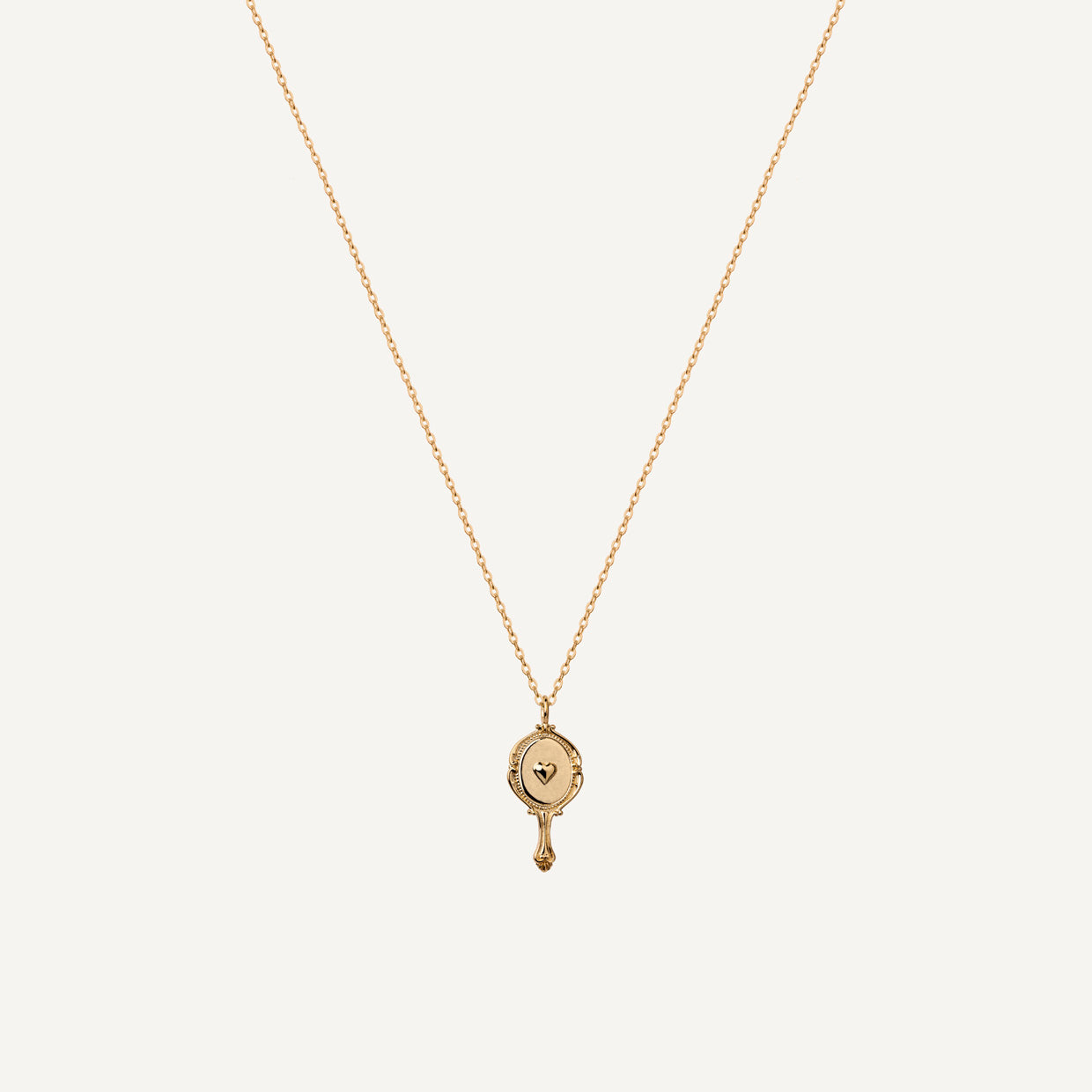 Collar Like Gold es una pieza realizada a mano con métodos de joyería tradicional en latón, chapada en oro de 24k con una capa protectora que extiende la durabilidad del chapado.