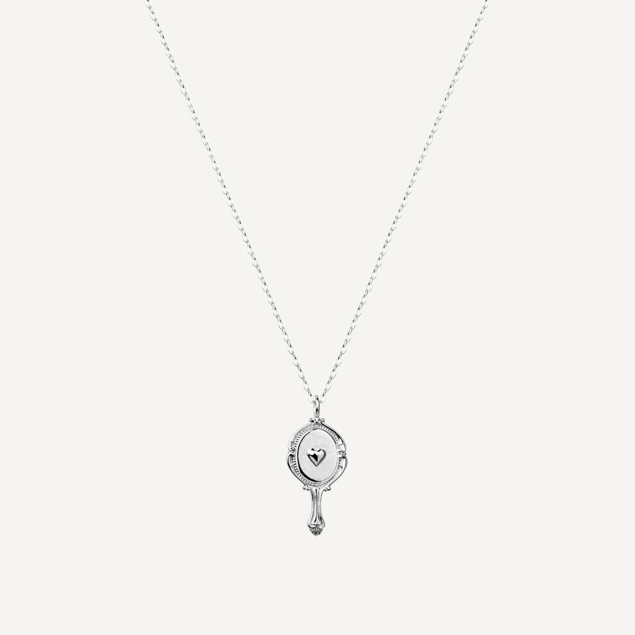 Collar Like Silver es una pieza realizada a mano con métodos de joyería tradicional en latón, chapada en plata 925 con una capa protectora que extiende la durabilidad del chapado.