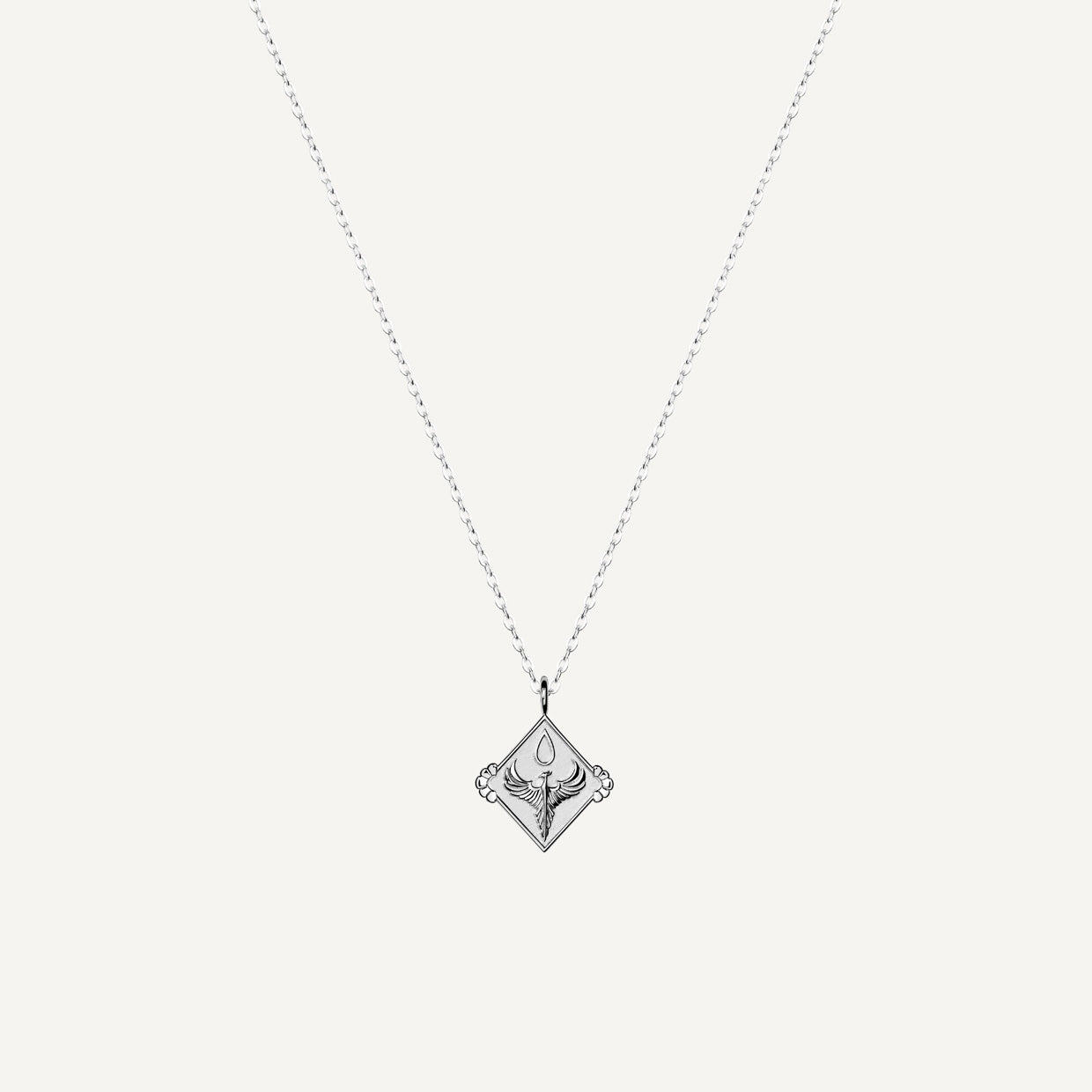 Collar Fenix Silver es una pieza realizada a mano con métodos de joyería tradicional en latón, chapada en plata 925 con una capa protectora que extiende la durabilidad del chapado.