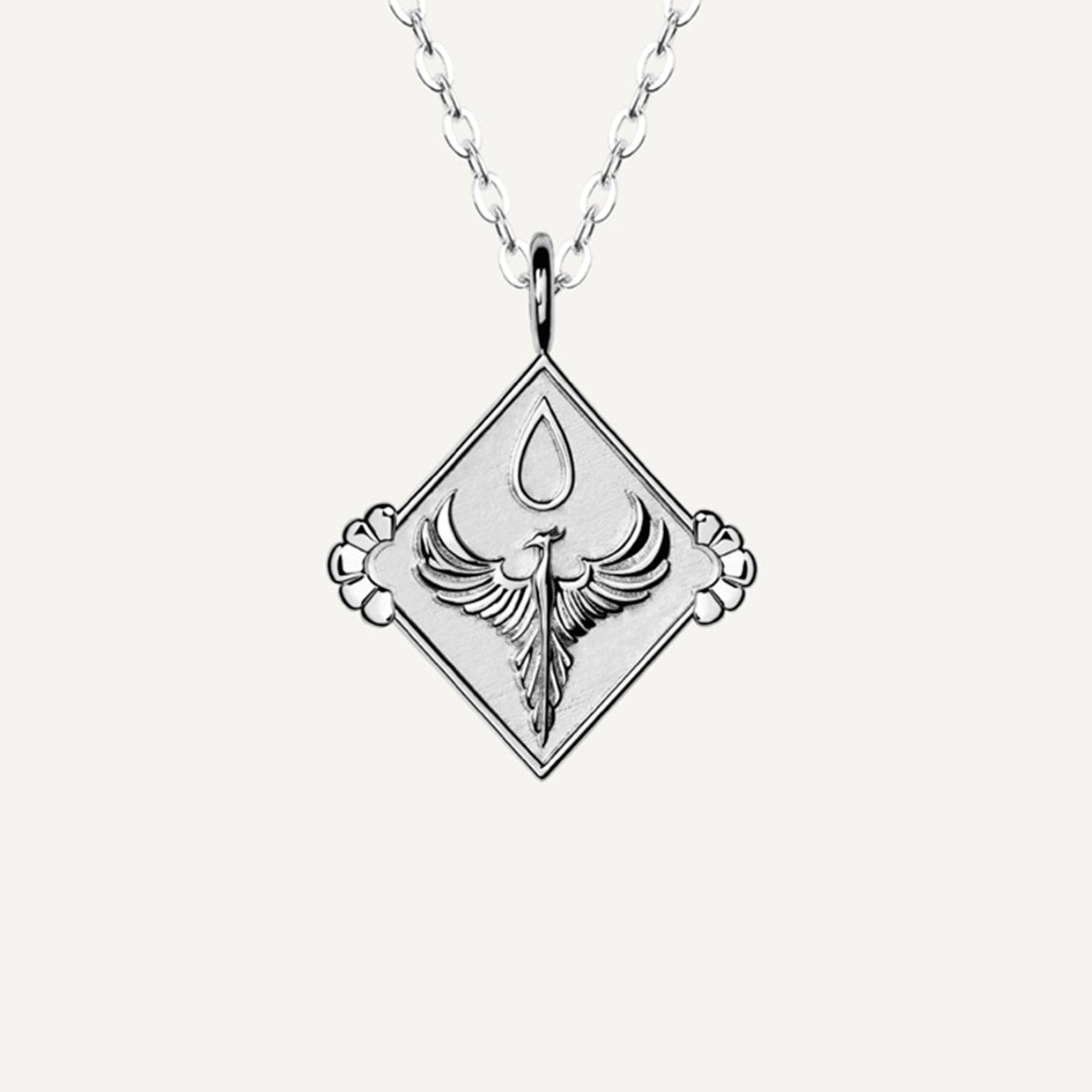 Collar Fenix Silver es una pieza realizada a mano con métodos de joyería tradicional en latón, chapada en plata 925 con una capa protectora que extiende la durabilidad del chapado.