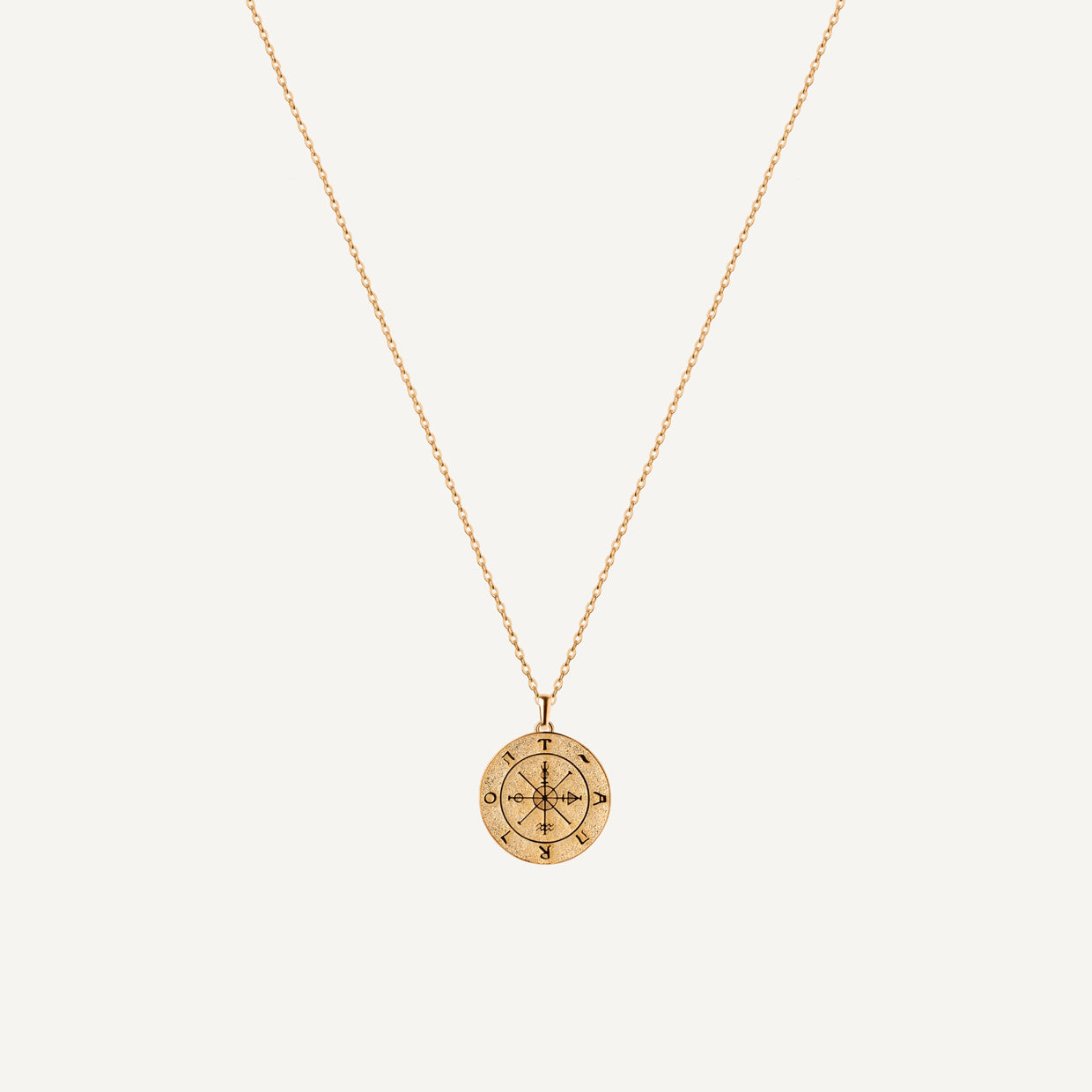 Collar Fortune Gold es una pieza realizada a mano con métodos de joyería tradicional en latón, chapada en oro de 24k con una capa protectora que extiende la durabilidad del chapado.