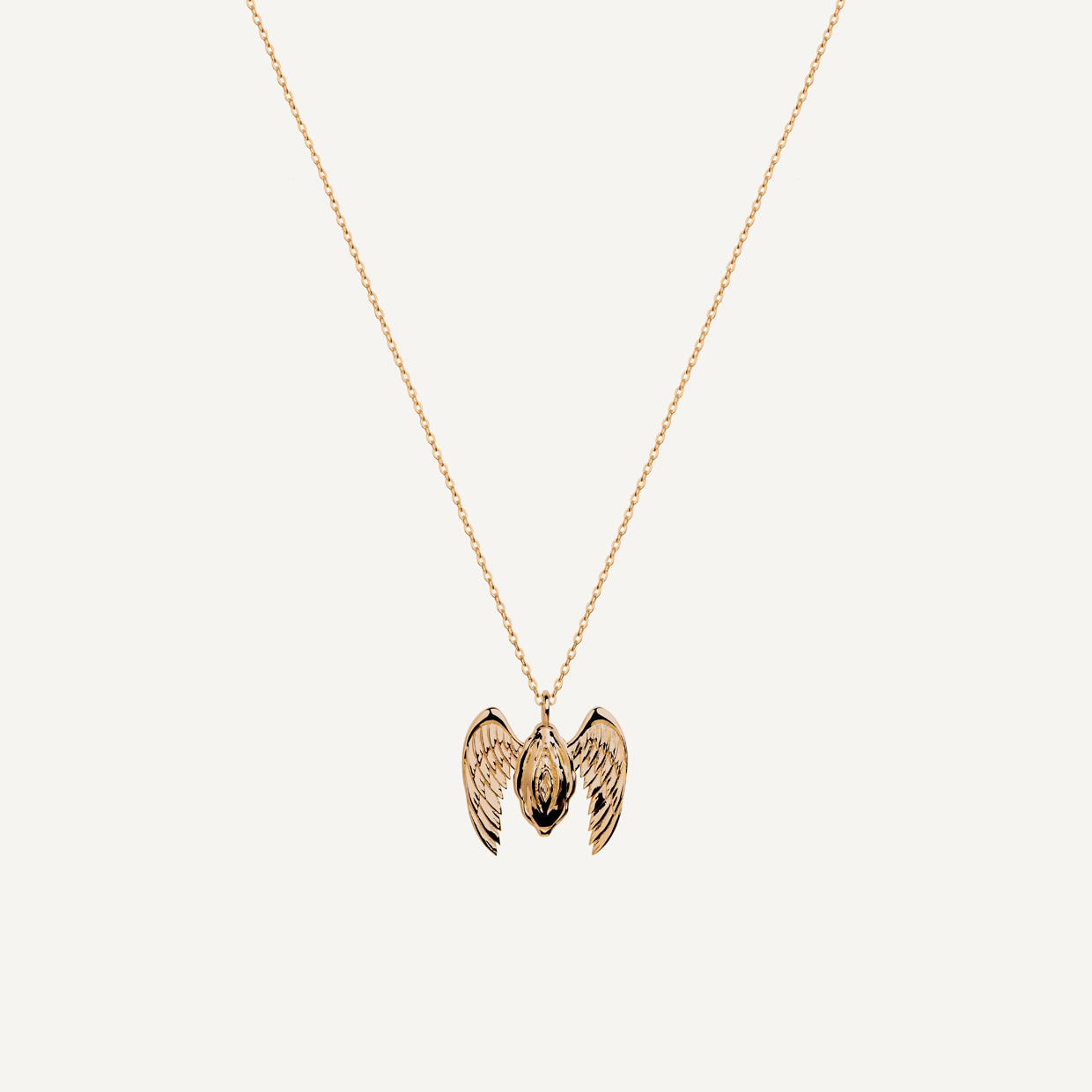 Collar Free V Gold es una pieza realizada a mano con métodos de joyería tradicional en latón, chapada en oro de 24k con una capa protectora que extiende la durabilidad del chapado.