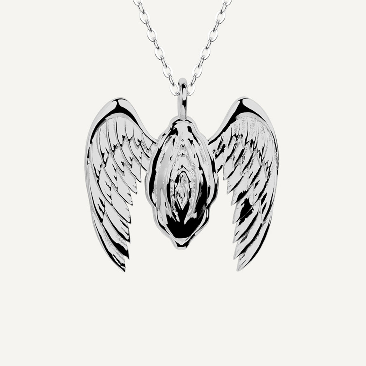 Collar Free V Silver es una pieza realizada a mano con métodos de joyería tradicional en latón, chapada en plata 925 con una capa protectora que extiende la durabilidad del chapado.