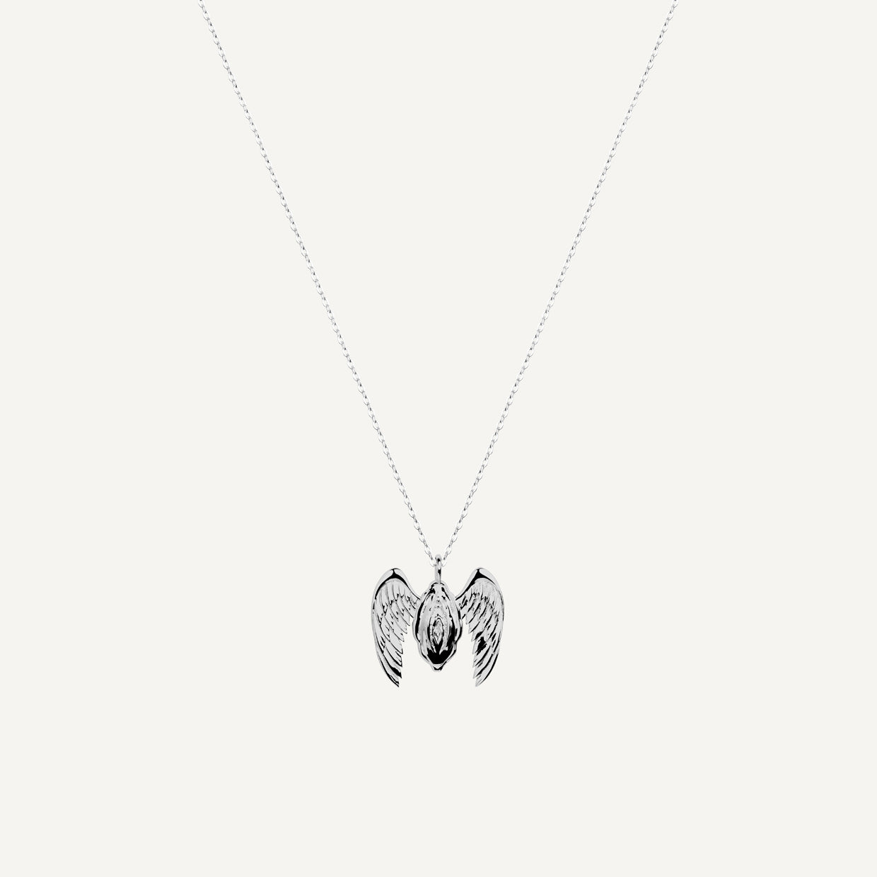 Collar Free V Silver es una pieza realizada a mano con métodos de joyería tradicional en latón, chapada en plata 925 con una capa protectora que extiende la durabilidad del chapado.