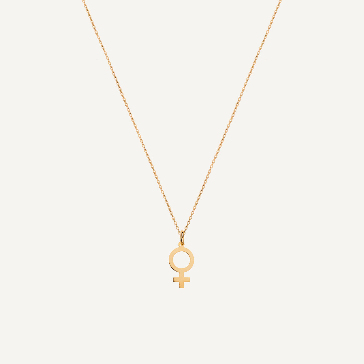 Collar Girl Power Gold es una pieza realizada a mano con métodos de joyería tradicional en latón, chapada en oro 24k con una capa protectora que extiende la durabilidad del chapado.
