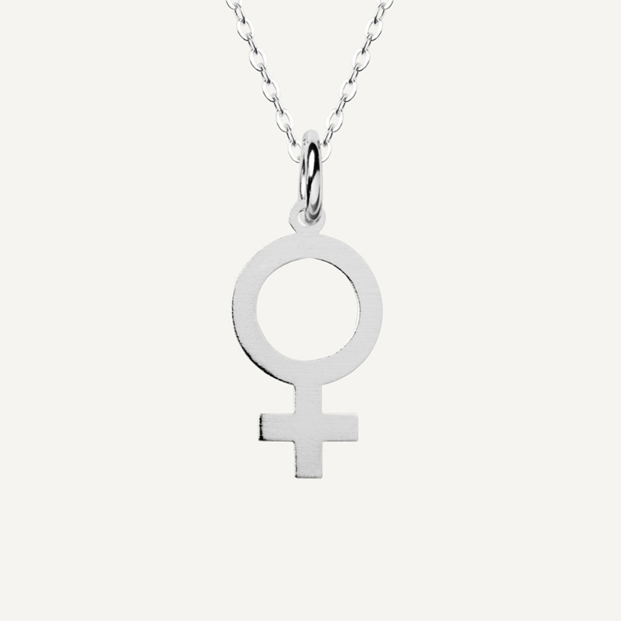 Collar Girl Power Silver es una pieza realizada a mano con métodos de joyería tradicional en latón, chapada en plata 925 con una capa protectora que extiende la durabilidad del chapado.