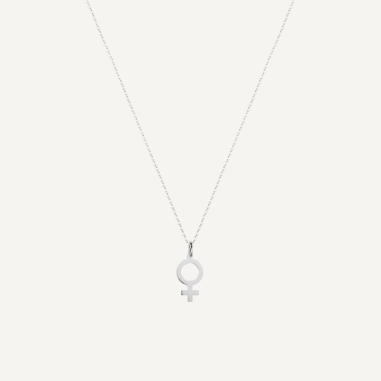 Collar Girl Power Silver es una pieza realizada a mano con métodos de joyería tradicional en latón, chapada en plata 925 con una capa protectora que extiende la durabilidad del chapado.