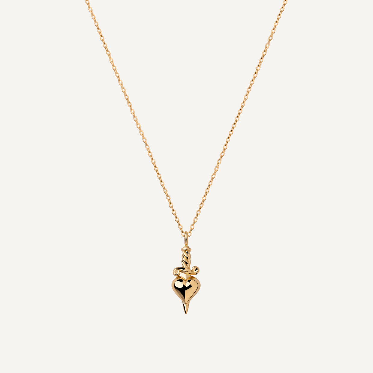 Collar Glory Gold es una pieza realizada a mano con métodos de joyería tradicional en latón, chapada en oro de 24k con una capa protectora que extiende la durabilidad del chapado.