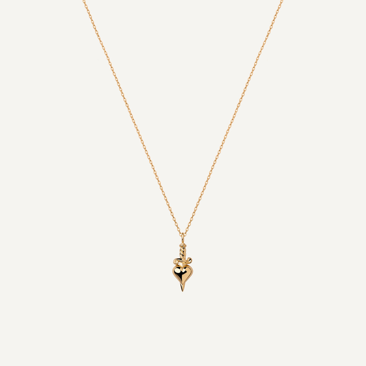 Collar Glory Gold es una pieza realizada a mano con métodos de joyería tradicional en latón, chapada en oro de 24k con una capa protectora que extiende la durabilidad del chapado.