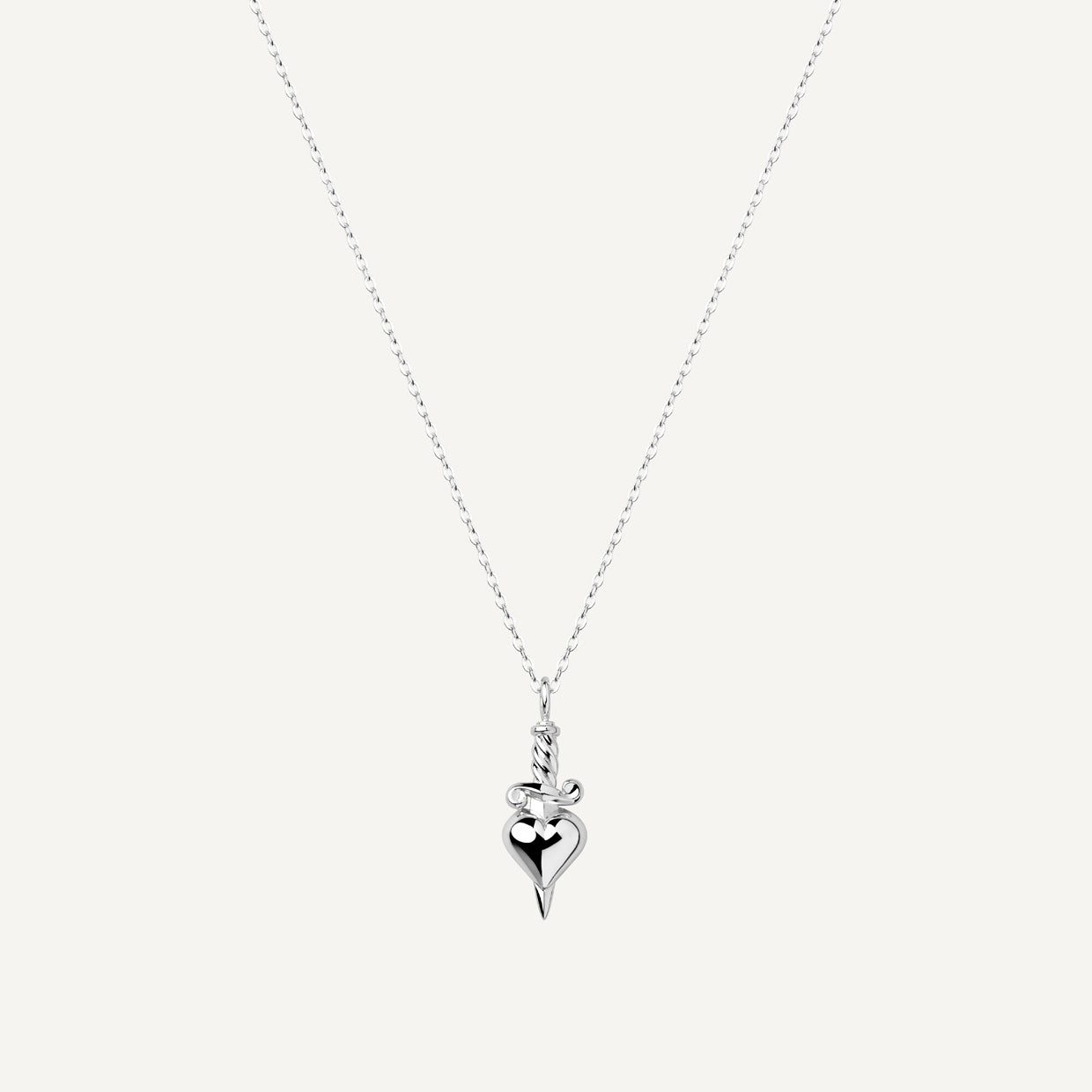 Collar Glory Silver es una pieza realizada a mano con métodos de joyería tradicional en latón, chapada en plata 925 con una capa protectora que extiende la durabilidad del chapado.