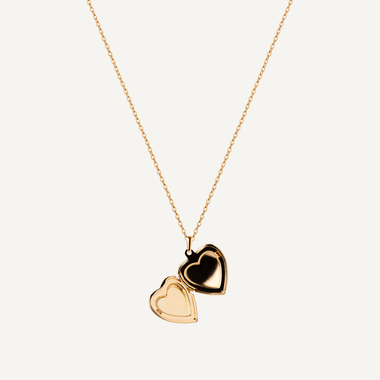 Collar Guardapelo Gold es una pieza realizada a mano con métodos de joyería tradicional en latón, chapada en oro de 24k con una capa protectora que extiende la durabilidad del chapado.
