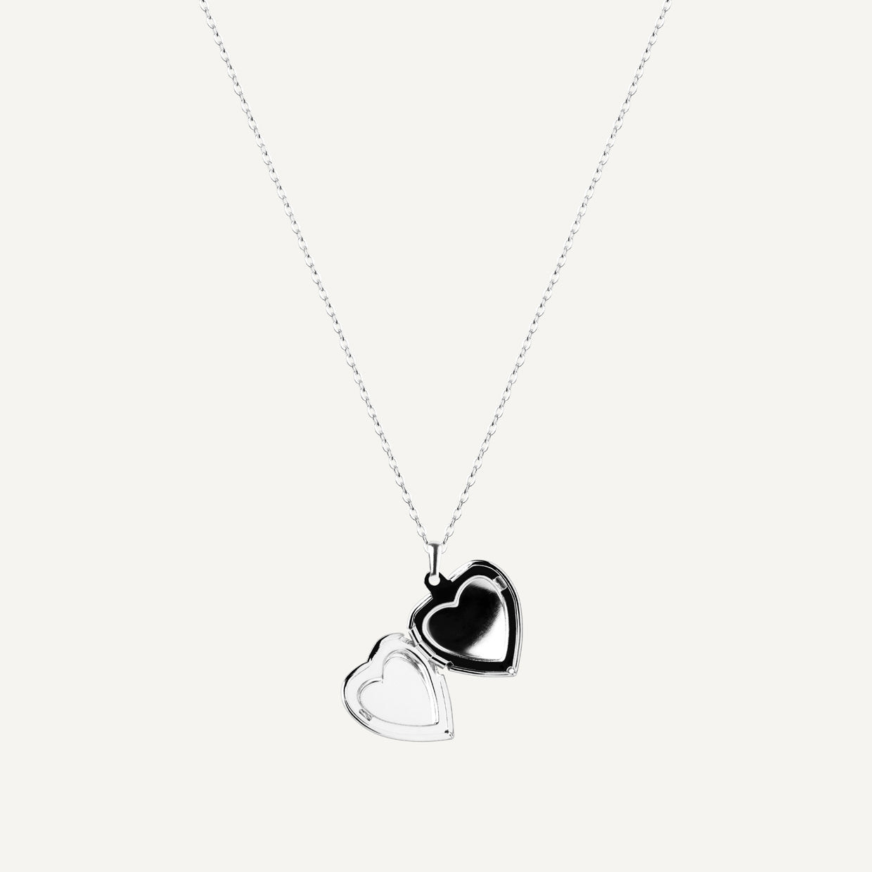 Collar Guardapelo Silver es una pieza realizada a mano con métodos de joyería tradicional en latón, chapada en Plata 925 con una capa protectora que extiende la durabilidad del chapado.