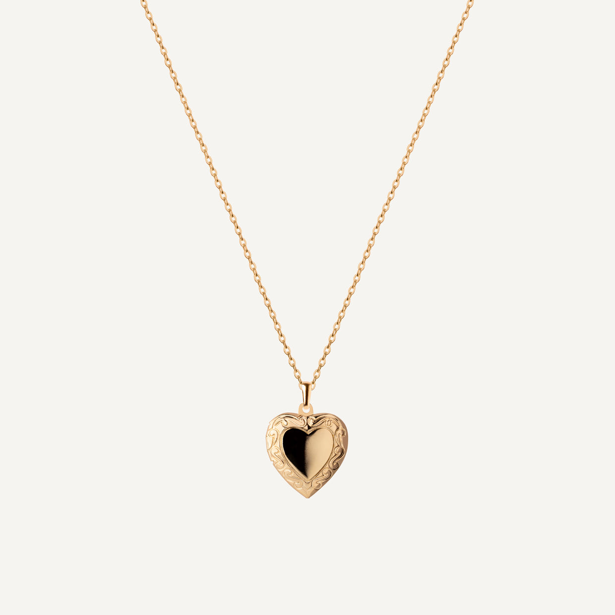 Collar Guardapelo Gold es una pieza realizada a mano con métodos de joyería tradicional en latón, chapada en oro de 24k con una capa protectora que extiende la durabilidad del chapado.