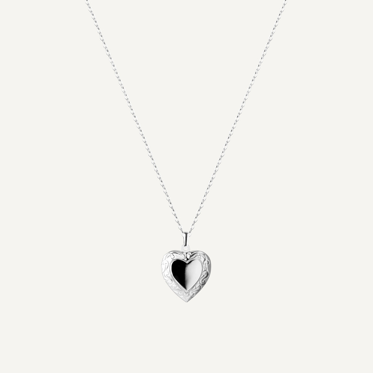 Collar Guardapelo Silver es una pieza realizada a mano con métodos de joyería tradicional en latón, chapada en Plata 925 con una capa protectora que extiende la durabilidad del chapado.