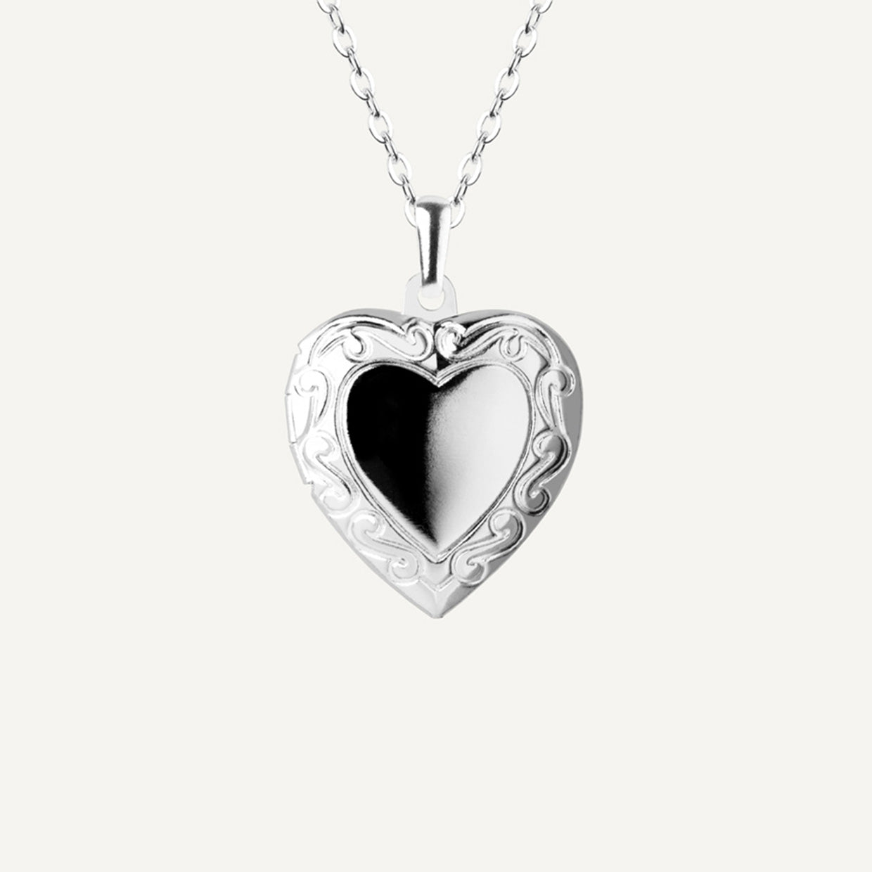 Collar Guardapelo Silver es una pieza realizada a mano con métodos de joyería tradicional en latón, chapada en Plata 925 con una capa protectora que extiende la durabilidad del chapado.