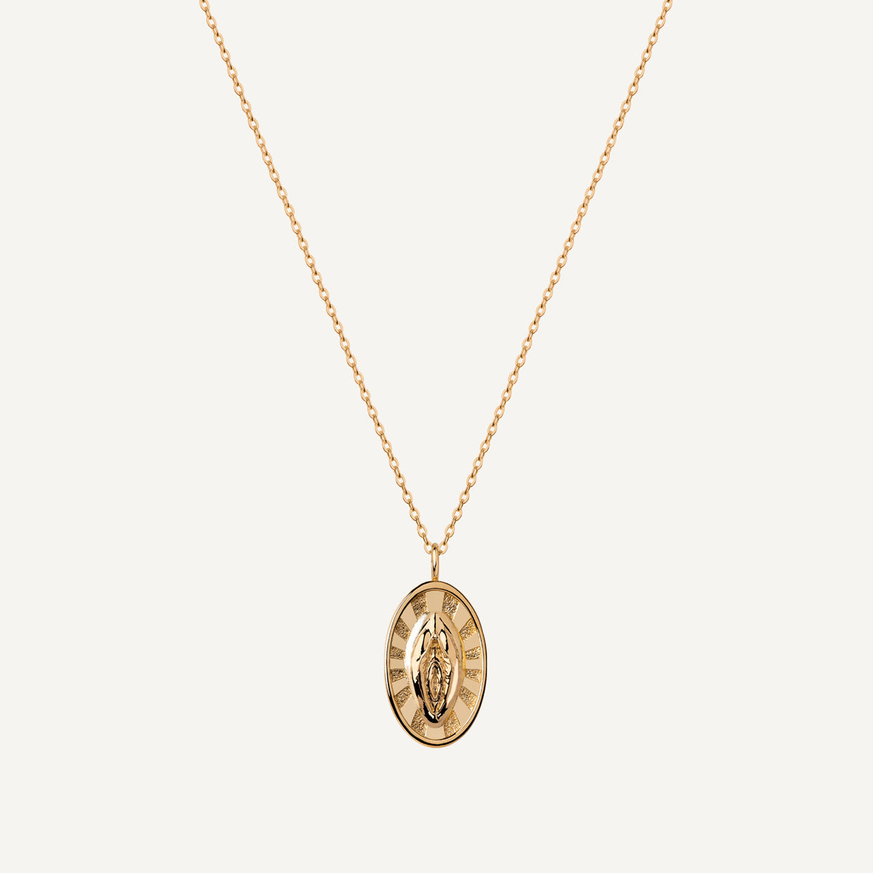 Collar Holy V Gold es una pieza realizada a mano con métodos de joyería tradicional en latón, chapada en oro de 24k con una capa protectora que extiende la durabilidad del chapado.