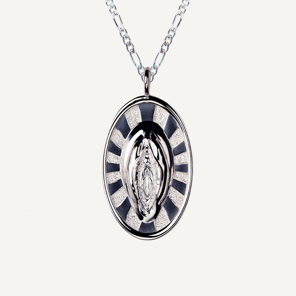 Collar Holy V 925 es una pieza realizada a mano con métodos de joyería tradicional en Plata de ley 925, los acabados de siempre, cuidando de cada detalle, pero creadas con Plata 925 que asegura la vida infinita de tus amuletos.