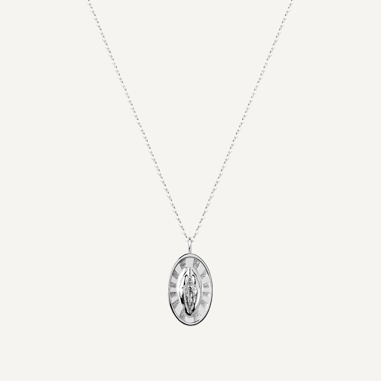 Collar Holy V Silver es una pieza realizada a mano con métodos de joyería tradicional en latón, chapada en plata 925 con una capa protectora que extiende la durabilidad del chapado.