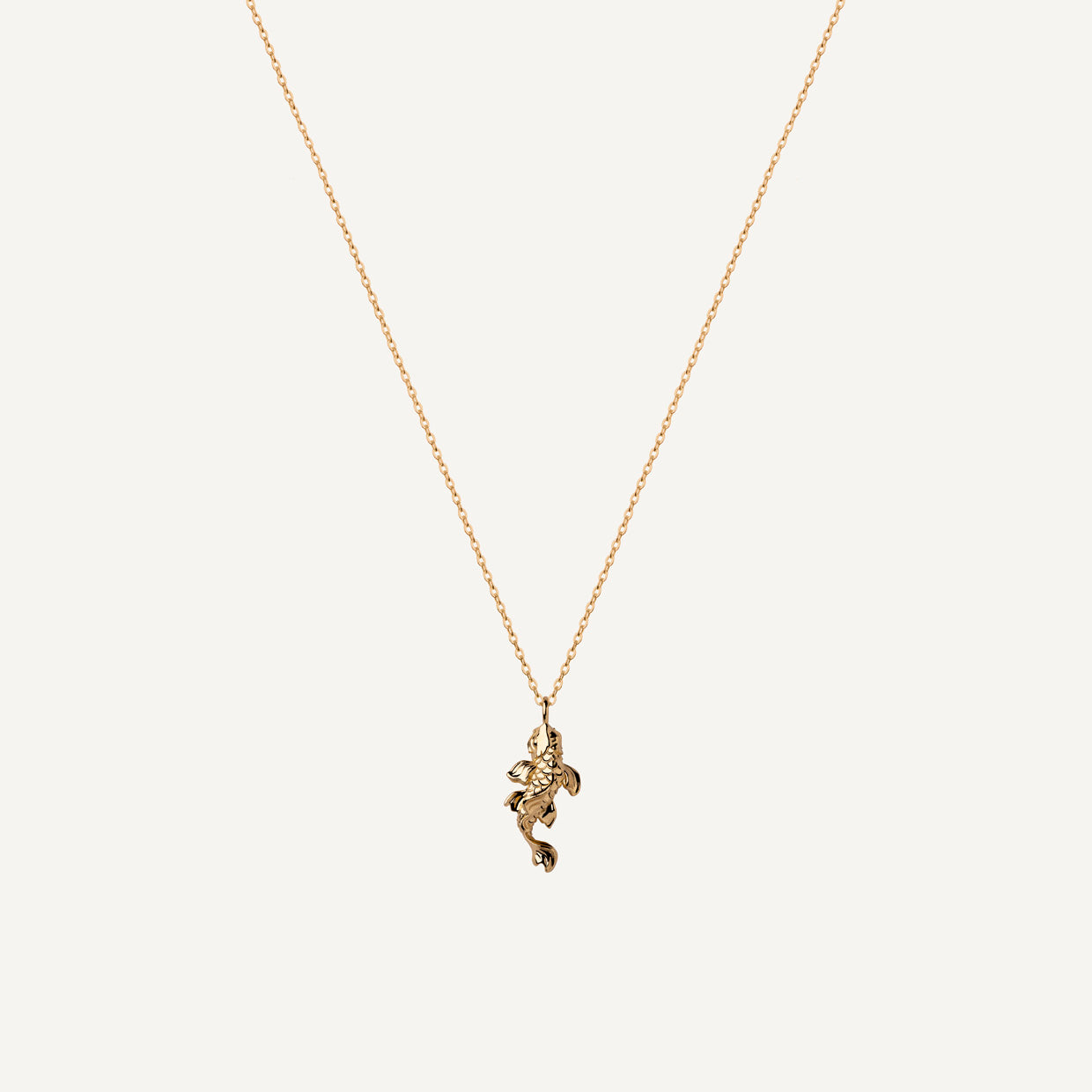Collar Koi Gold es una pieza realizada a mano con métodos de joyería tradicional en latón, chapada en oro de 24k con una capa protectora que extiende la durabilidad del chapado.