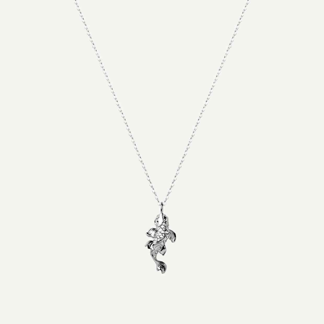 Collar Koi Silver es una pieza realizada a mano con métodos de joyería tradicional en latón, chapada en plata 925 con una capa protectora que extiende la durabilidad del chapado.