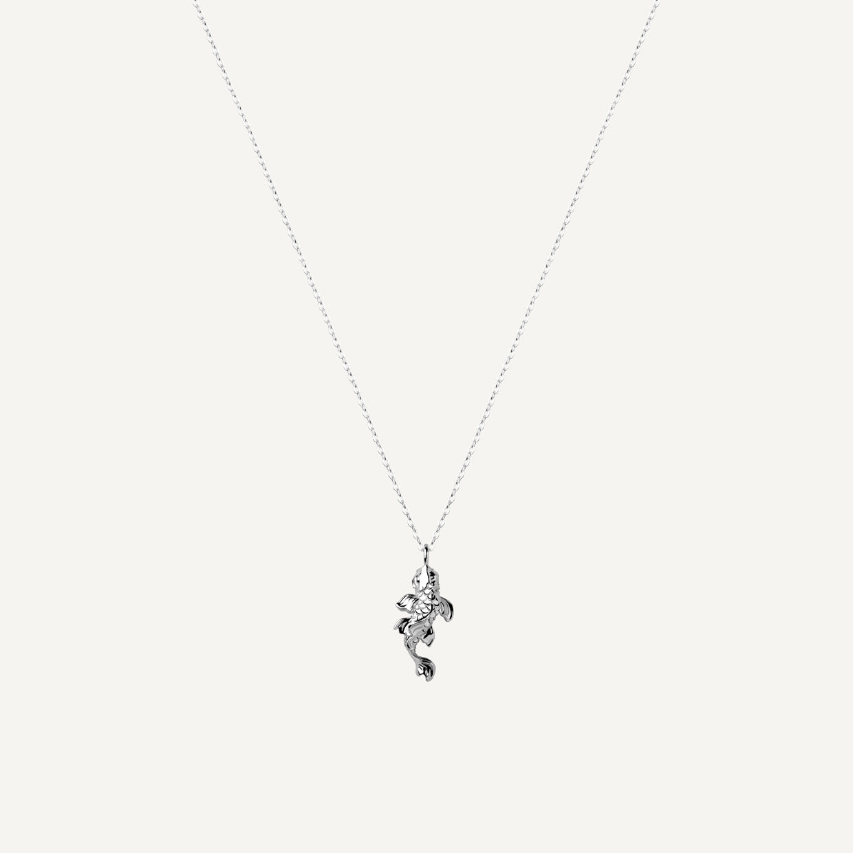 Collar Koi Silver es una pieza realizada a mano con métodos de joyería tradicional en latón, chapada en plata 925 con una capa protectora que extiende la durabilidad del chapado.