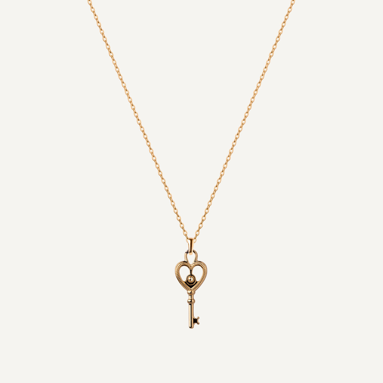 Collar Kingdom Fem Gold es una pieza realizada a mano con métodos de joyería tradicional en latón, chapada en oro de 24k con una capa protectora que extiende la durabilidad del chapado.