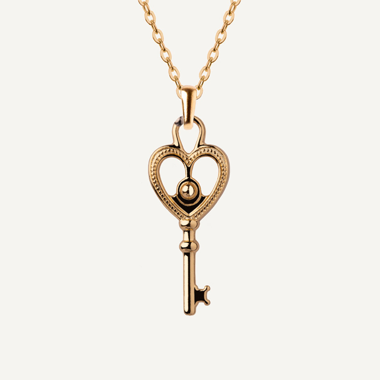 Collar Kingdom Fem Gold es una pieza realizada a mano con métodos de joyería tradicional en latón, chapada en oro de 24k con una capa protectora que extiende la durabilidad del chapado.