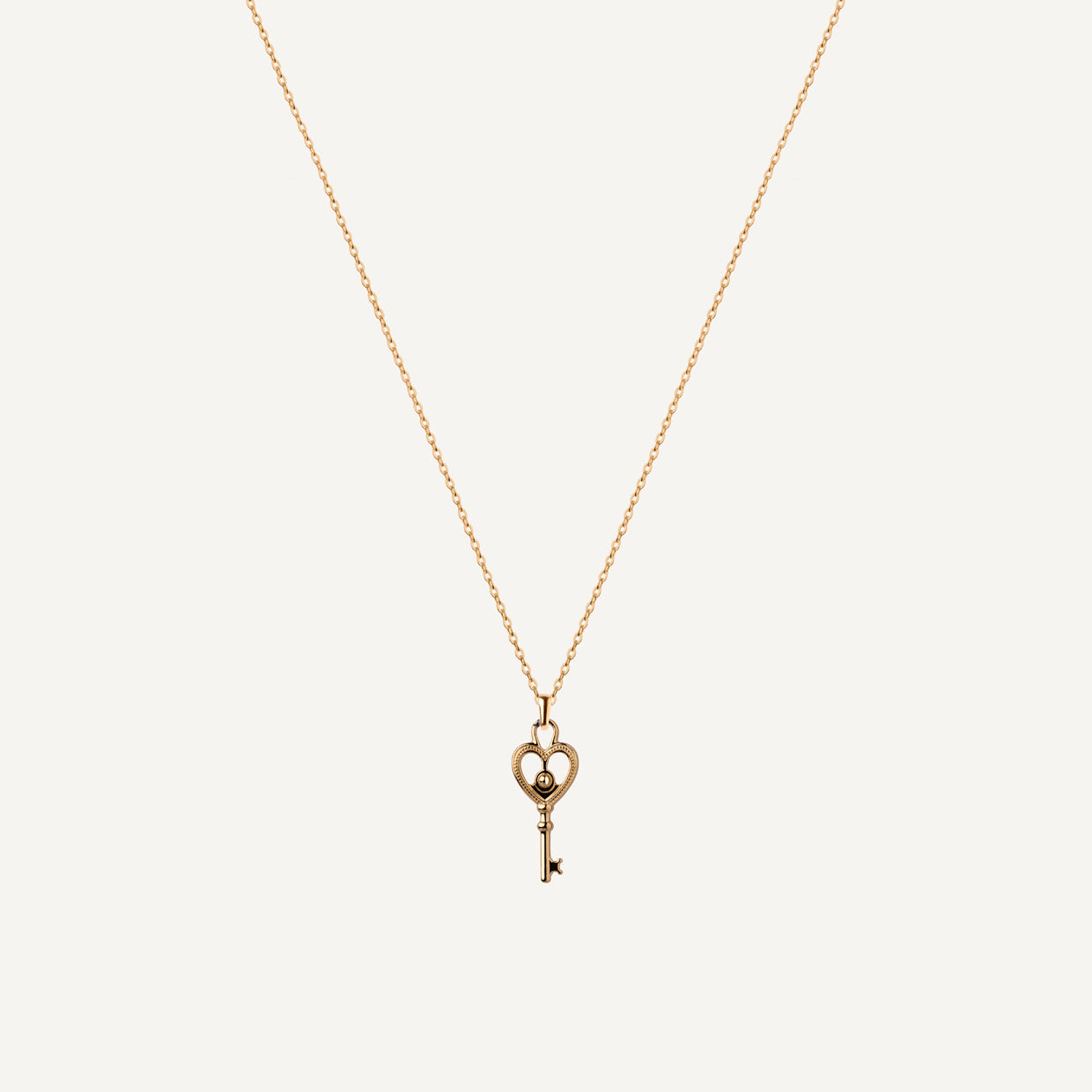 Collar Kingdom Fem Gold es una pieza realizada a mano con métodos de joyería tradicional en latón, chapada en oro de 24k con una capa protectora que extiende la durabilidad del chapado.