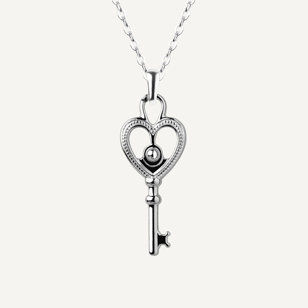 Collar Kingdom Fem Silver es una pieza realizada a mano con métodos de joyería tradicional en latón, chapada en plata 925 con una capa protectora que extiende la durabilidad del chapado.