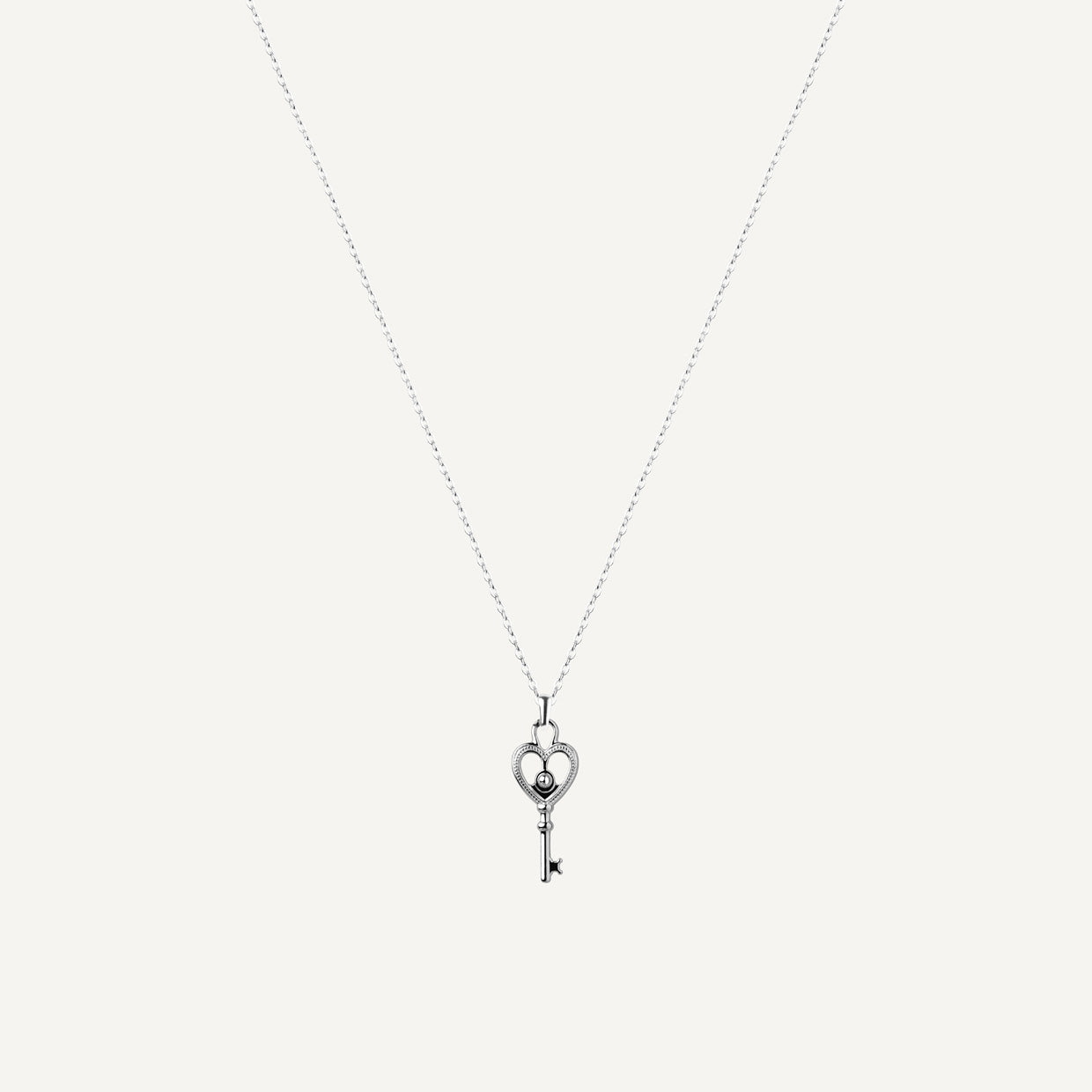 Collar Kingdom Fem Silver es una pieza realizada a mano con métodos de joyería tradicional en latón, chapada en plata 925 con una capa protectora que extiende la durabilidad del chapado.