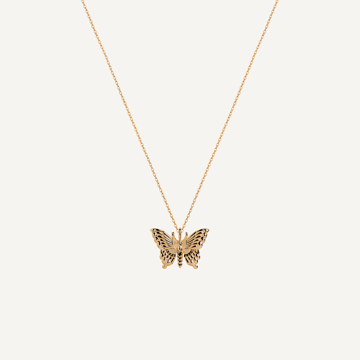 Collar Día Gold es una pieza realizada a mano con métodos de joyería tradicional en latón, chapada en oro de 24k con una capa protectora que extiende la durabilidad del chapado.
