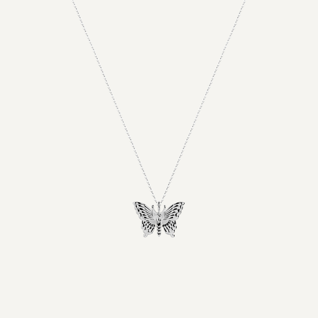 Collar Día Silver es una pieza realizada a mano con métodos de joyería tradicional en latón, chapada en plata 925 con una capa protectora que extiende la durabilidad del chapado.