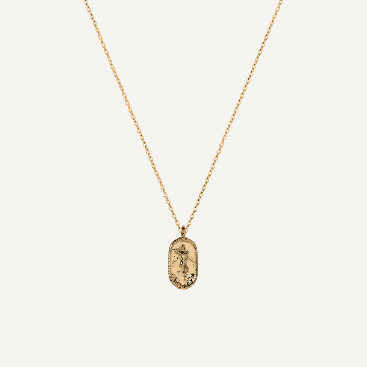 Collar Mundo Gold es una pieza realizada a mano con métodos de joyería tradicional en latón, chapada en oro de 24k con una capa protectora que extiende la durabilidad del chapado.