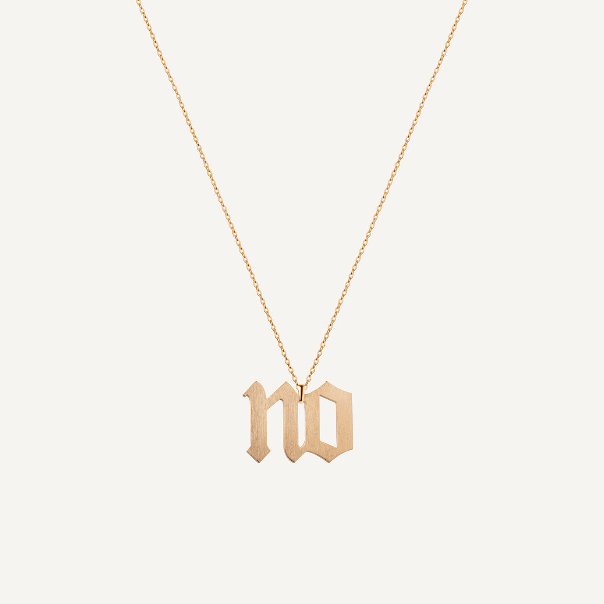 Collar NO Gold es una pieza realizada a mano con métodos de joyería tradicional en latón, chapada en oro de 24k con una capa protectora que extiende la durabilidad del chapado.